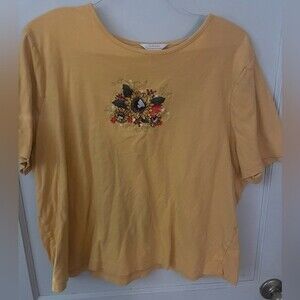 Womens blouse, shirt sleeve, brand is CJ Banks size 2X